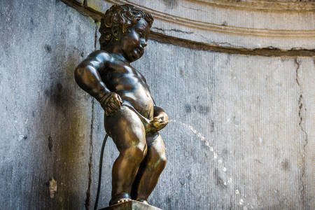 Статуя-фонтан Писающий мальчик