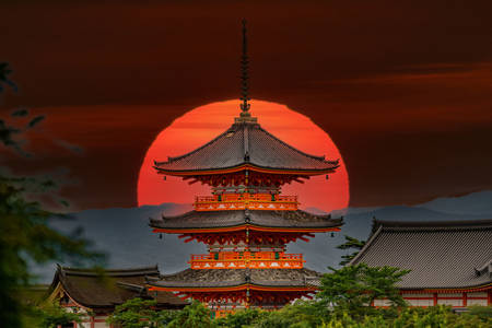 Oude pagode van de tempel Kiyomizu-dera bij zonsondergang