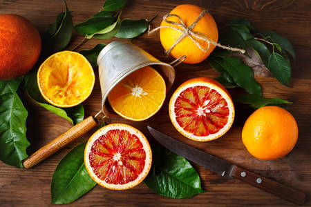 Портокали на дървена маса