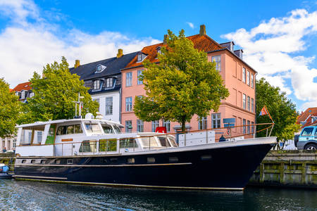 Christianshavn kanalında demirli tekne
