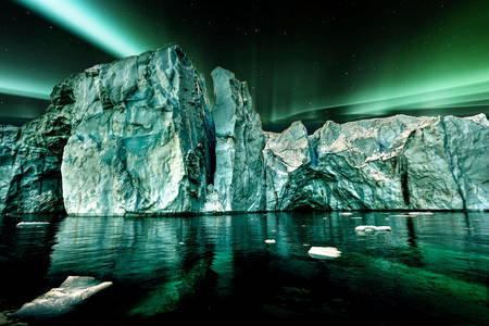 Aurora boreal sobre un iceberg