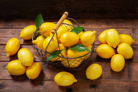Спелые лимоны на столе