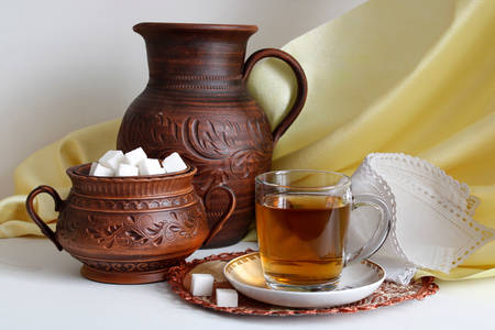 Šálka ​​čaju a sladkostí na stole