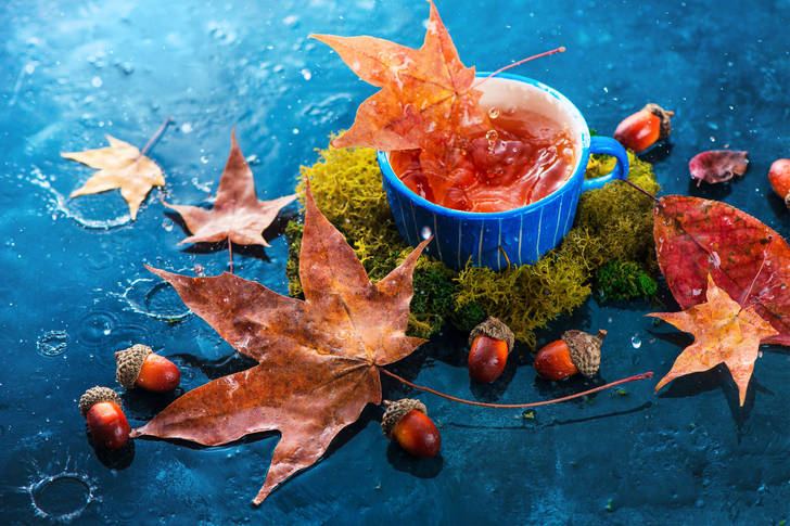 Kopje thee en herfstbladeren