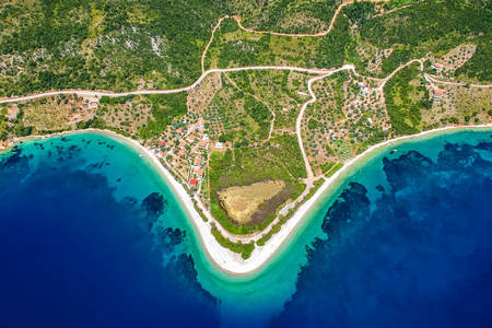Vista superior das praias da ilha de Alonissos