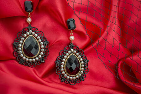 Earrings with black stone