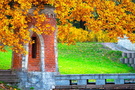 Πύργος τούβλου στο πάρκο φθινοπώρου