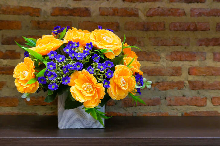 Buquê de flores laranja e azuis