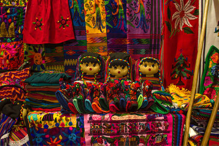 Păpuși la o piață din Guatemala