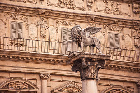 Beeldhouwwerk van een leeuw in Piazza delle Erbe