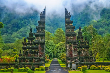 Das zerbrochene Tempeltor in Bali