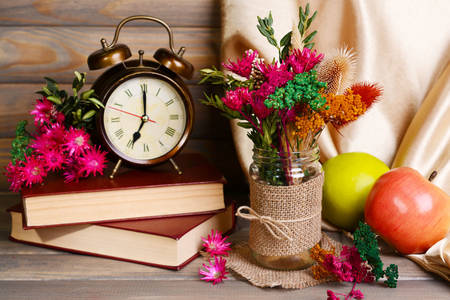 Orologio sul tavolo con fiori