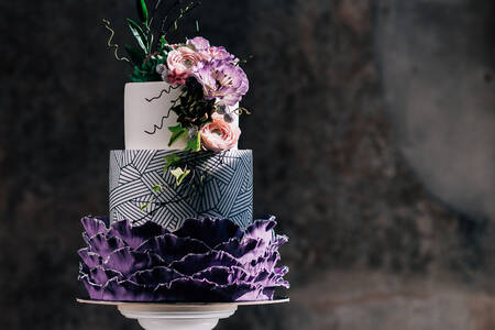 Svatební dort na tmavém pozadí