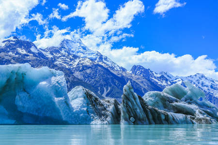 Айсберги на озері Тасман і гора Кука