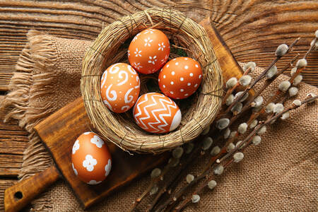 Vajcia v hniezde na drevenom pozadí