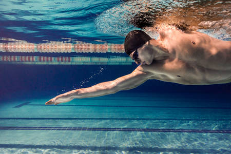 Nadador subaquático