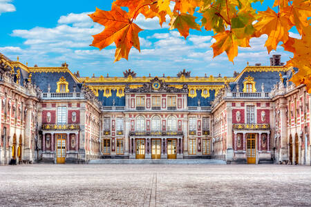Версайският дворец през есента