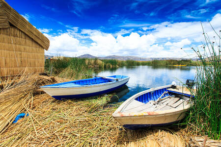Bateaux sur les rives du lac Titicaca