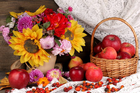 Bouquet di fiori e mele sul tavolo