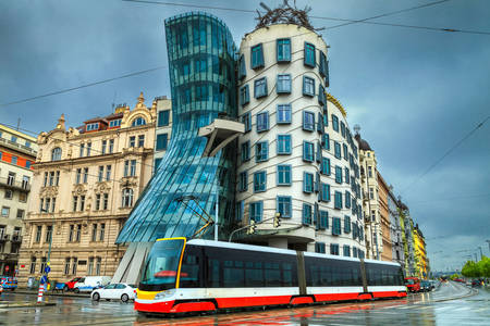 Modern spårvagn på gatorna i Prague
