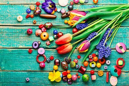 Grânulos e flores multicoloridos