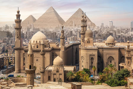 Sultan Hassan Camii ve Büyük Giza Piramitleri
