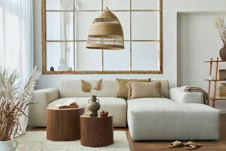 Sala de estar con muebles de diseño.