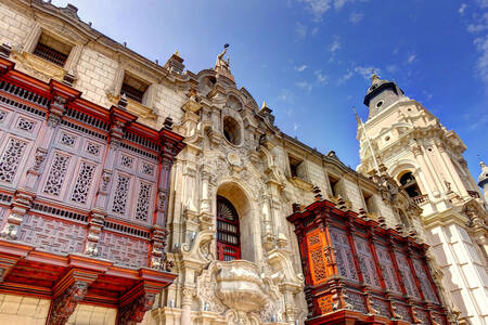 Фасада на двореца на архиепископа на Лима