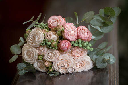 Bouquet da sposa e anelli