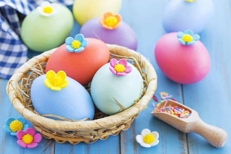 Uova di Pasqua con decorazioni floreali