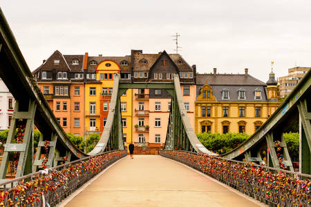 Frankfurt'ta demir köprü