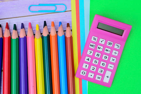 Kalkulačka a ceruzky