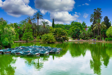 Čamci na jezeru u parku u Barseloni