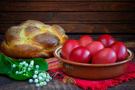 Kozunak et oeufs de Pâques sur la table