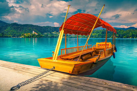 Loď Pletna na tyrkysovém jezeře Bled