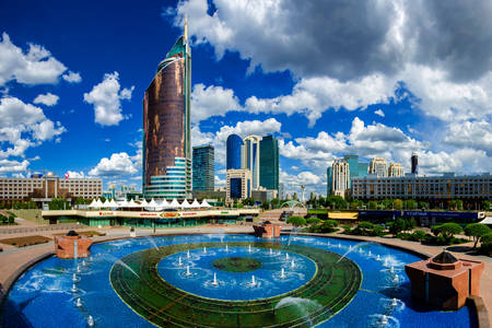 Fontein op het ronde plein in Astana