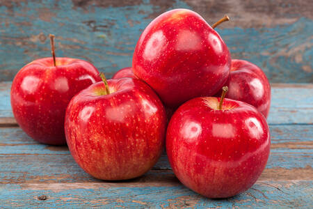 Manzanas rojas sobre la mesa