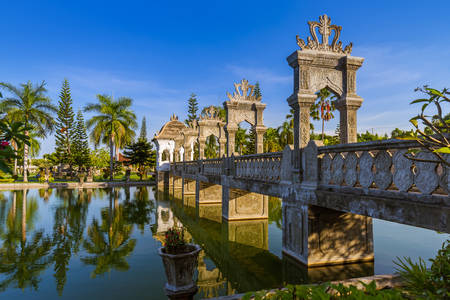 Die Brücke zum Taman Ujung Palast
