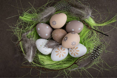 Velikonoční vajíčka v ozdobném hnízdě