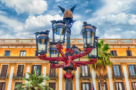 Gaudijev fenjer na Kraljevskom trgu u Barceloni