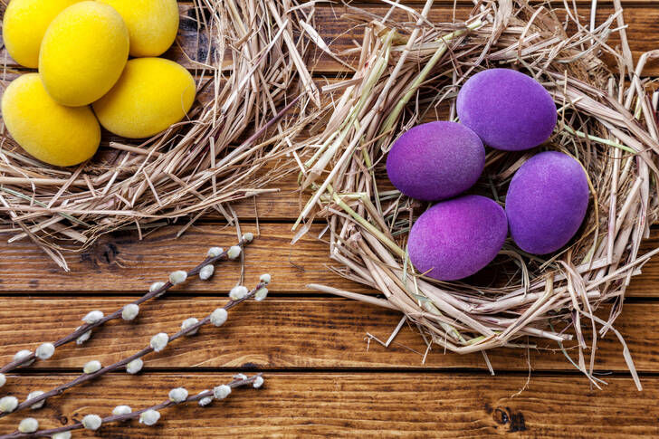 Vajcia v hniezdach na stole