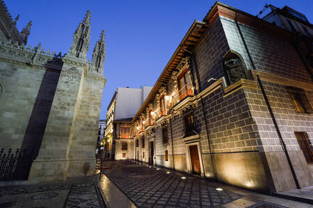 Madraza de Granada de noche