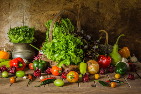 Овощи и салаты на столе