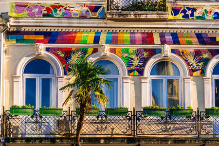 Fachada colorida de uma casa em Batumi