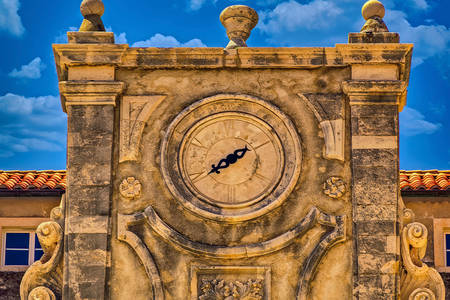 Relógio antigo em prédio em Dubrovnik