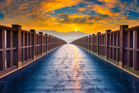 Východ slunce nad mostem