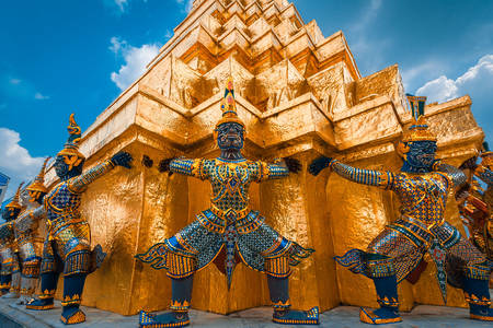Óriás szobrok a Smaragd Buddha templomában