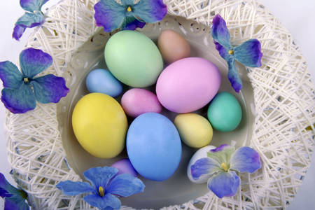 Huevos de Pascua en una canasta con flores.