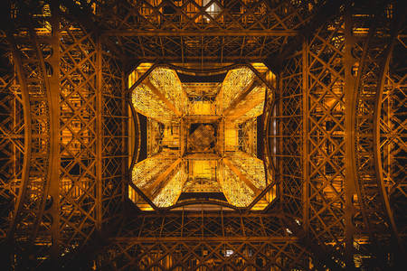 Tour Eiffel - vue de dessous