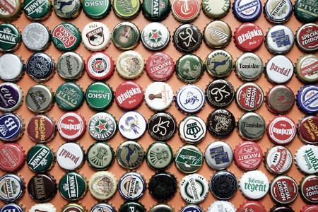 Pivné čiapky rôznych značiek piva